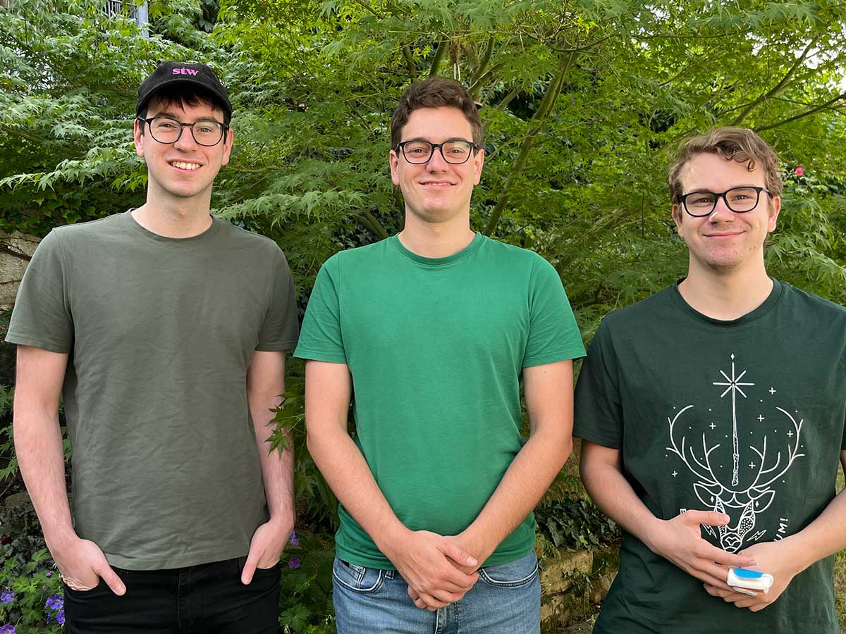 Auch unsere Söhne Simon, Sebastian und Christian packen in der Familienimkerei Summ und Selig mit an (Foto U. Nell)